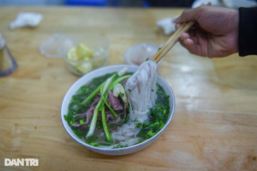 Lạ lùng quán phở Sướng, 30 năm bán đắt xắt ra miếng ở Hà Nội-1