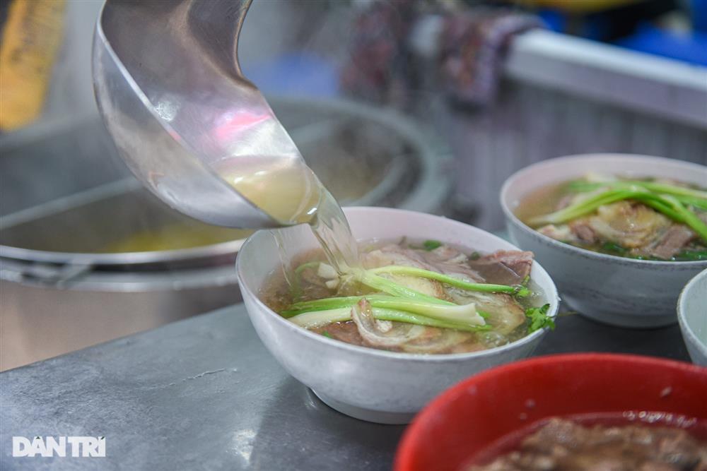 Lạ lùng quán phở Sướng, 30 năm bán đắt xắt ra miếng ở Hà Nội-3