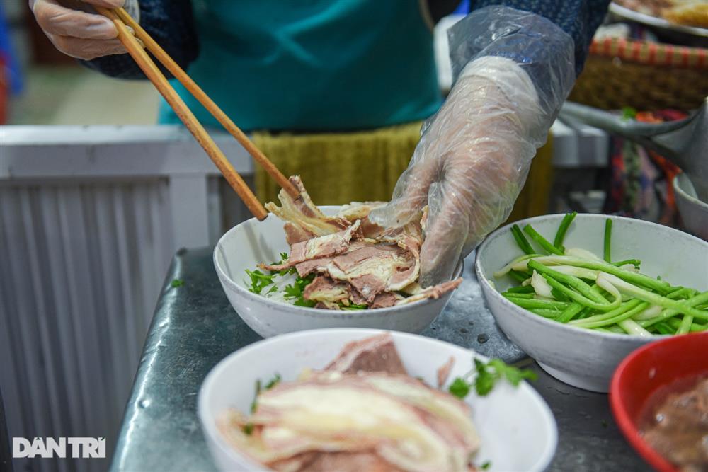 Lạ lùng quán phở Sướng, 30 năm bán đắt xắt ra miếng ở Hà Nội-5