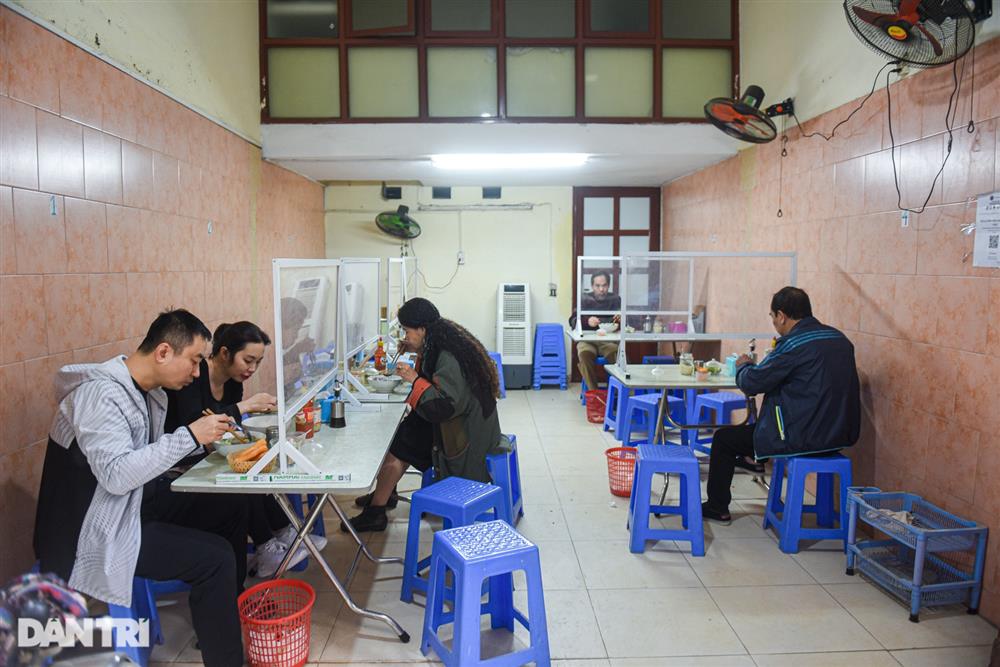 Lạ lùng quán phở Sướng, 30 năm bán đắt xắt ra miếng ở Hà Nội-7