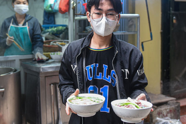 Quán phở nổi tiếng Hà Nội bê phở từ vùng cam” sang vùng vàng” bán cho khách-16