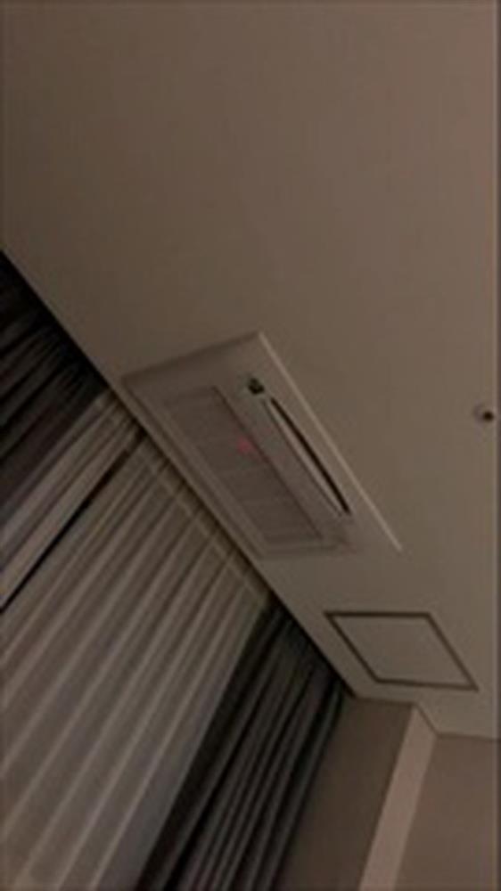 Đang ngủ bỗng thấy đốm đỏ nhấp nháy trên điều hòa, cô gái run rẩy khi soi vào nhìn kỹ, đưa ra lời cảnh báo ai cũng cần phải biết-1