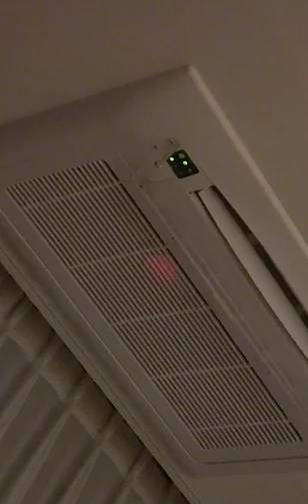 Đang ngủ bỗng thấy đốm đỏ nhấp nháy trên điều hòa, cô gái run rẩy khi soi vào nhìn kỹ, đưa ra lời cảnh báo ai cũng cần phải biết-2