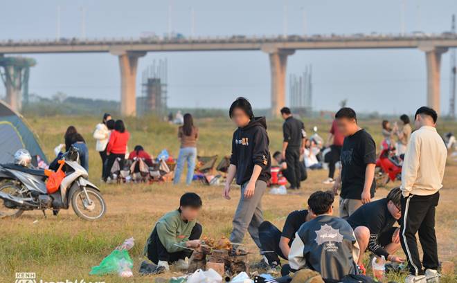 Hàng trăm người dân ở Hà Nội vẫn tụ tập cắm trại, cởi bỏ khẩu trang bất chấp dịch Covid-19 diễn biến phức tạp-1
