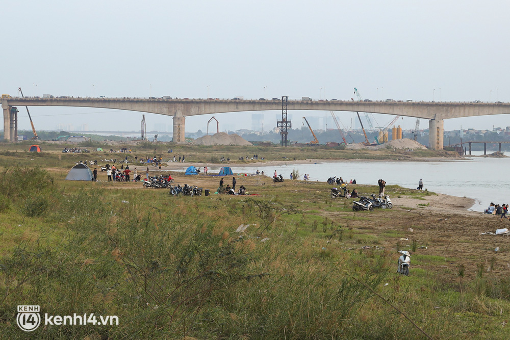 Hàng trăm người dân ở Hà Nội vẫn tụ tập cắm trại, cởi bỏ khẩu trang bất chấp dịch Covid-19 diễn biến phức tạp-2