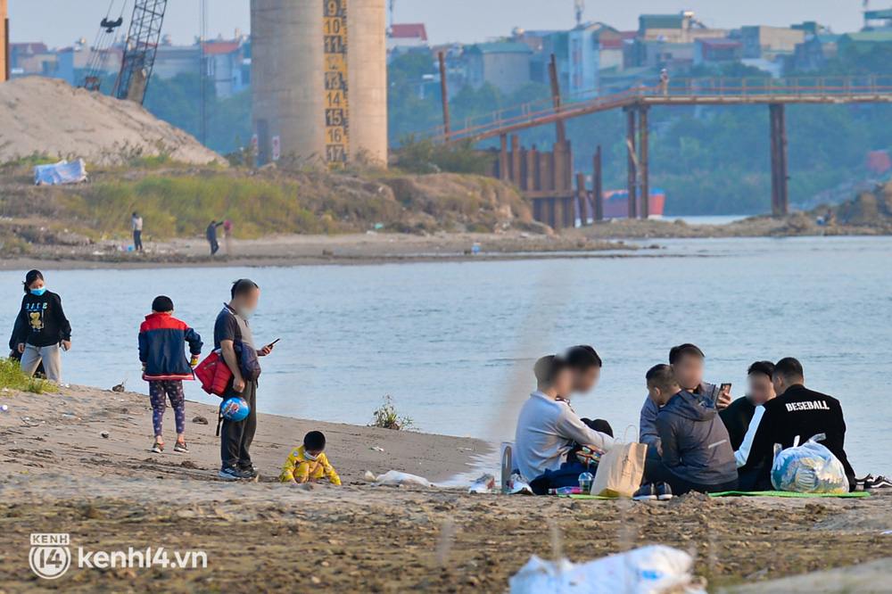 Hàng trăm người dân ở Hà Nội vẫn tụ tập cắm trại, cởi bỏ khẩu trang bất chấp dịch Covid-19 diễn biến phức tạp-13