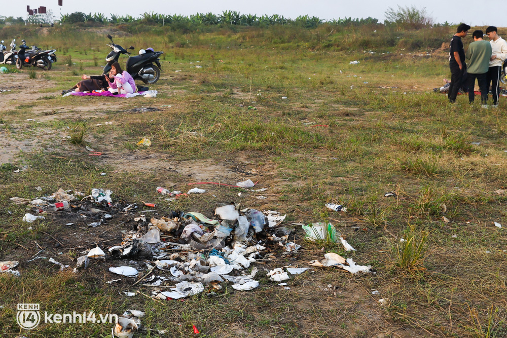 Hàng trăm người dân ở Hà Nội vẫn tụ tập cắm trại, cởi bỏ khẩu trang bất chấp dịch Covid-19 diễn biến phức tạp-14