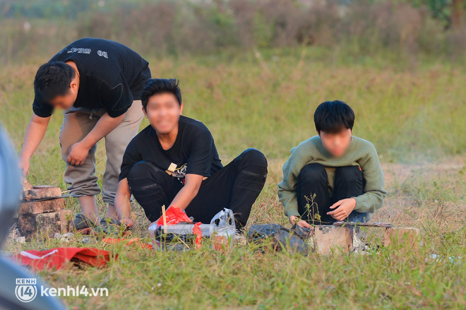 Hàng trăm người dân ở Hà Nội vẫn tụ tập cắm trại, cởi bỏ khẩu trang bất chấp dịch Covid-19 diễn biến phức tạp-4