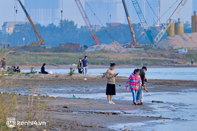 Hàng trăm người dân ở Hà Nội vẫn tụ tập cắm trại, cởi bỏ khẩu trang bất chấp dịch Covid-19 diễn biến phức tạp-5