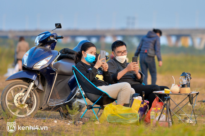 Hàng trăm người dân ở Hà Nội vẫn tụ tập cắm trại, cởi bỏ khẩu trang bất chấp dịch Covid-19 diễn biến phức tạp-6