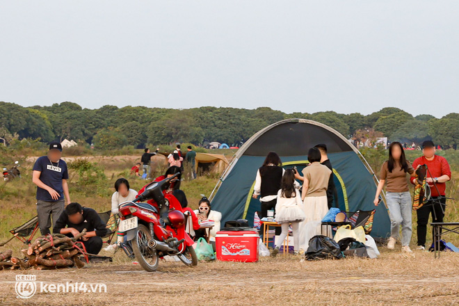 Hàng trăm người dân ở Hà Nội vẫn tụ tập cắm trại, cởi bỏ khẩu trang bất chấp dịch Covid-19 diễn biến phức tạp-7