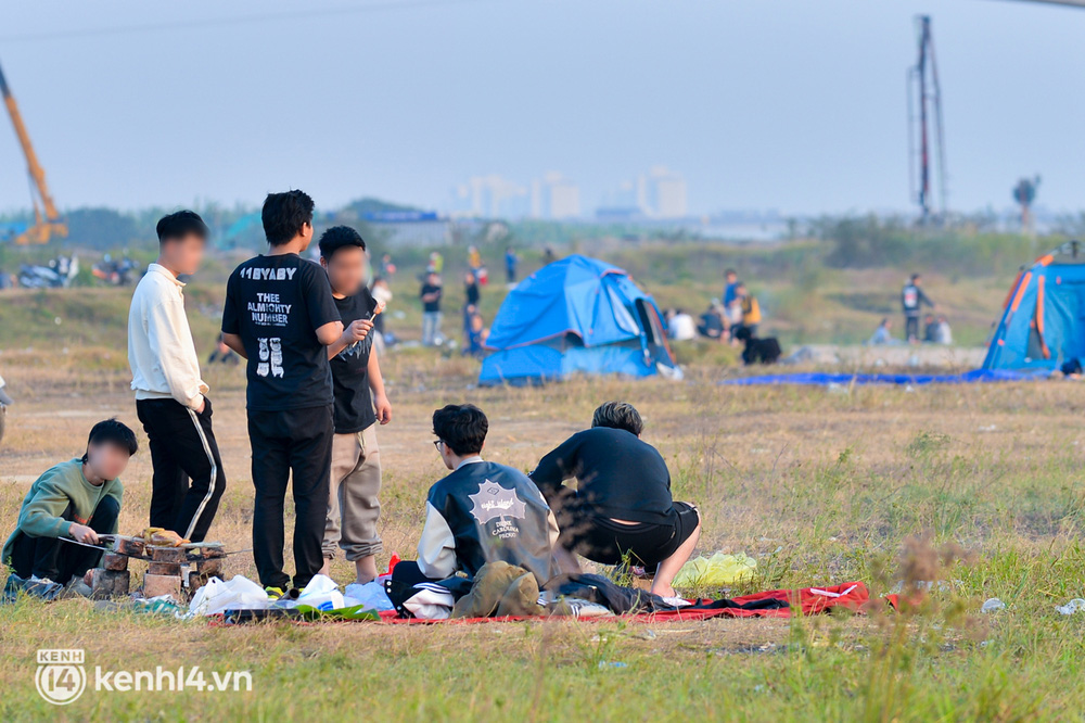 Hàng trăm người dân ở Hà Nội vẫn tụ tập cắm trại, cởi bỏ khẩu trang bất chấp dịch Covid-19 diễn biến phức tạp-8
