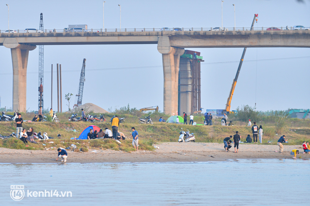 Hàng trăm người dân ở Hà Nội vẫn tụ tập cắm trại, cởi bỏ khẩu trang bất chấp dịch Covid-19 diễn biến phức tạp-11