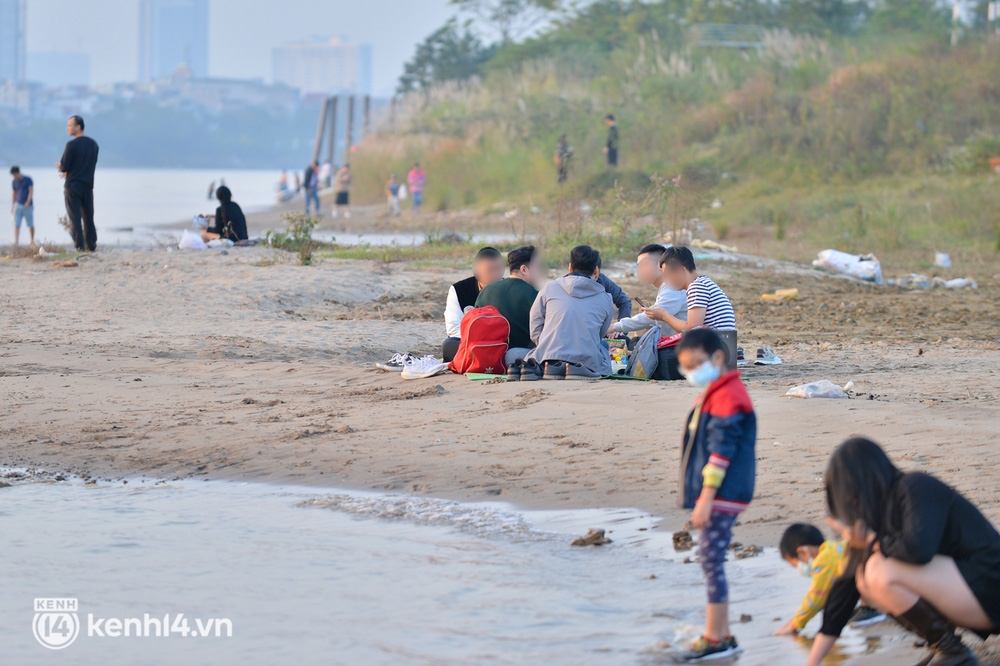 Hàng trăm người dân ở Hà Nội vẫn tụ tập cắm trại, cởi bỏ khẩu trang bất chấp dịch Covid-19 diễn biến phức tạp-12