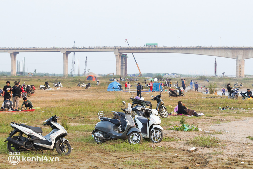 Hàng trăm người dân ở Hà Nội vẫn tụ tập cắm trại, cởi bỏ khẩu trang bất chấp dịch Covid-19 diễn biến phức tạp-9