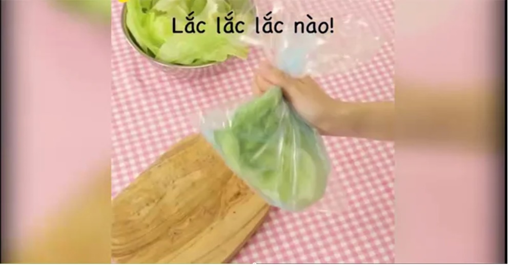 Mách bạn phân biệt rau xà lách sạch, không phun thuốc và cách rửa rau xà lách không bị dập nát-1