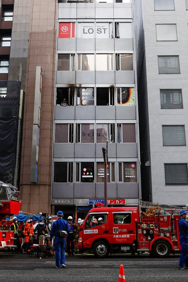 Những hình ảnh kinh hoàng từ đám cháy làm 24 người chết tại Nhật Bản: Tang thương và gây phẫn nộ với cách ra tay sốc của nghi phạm-2