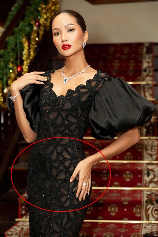 HHen Niê bị đầm xuyên thấu phản chủ, lộ nội y rõ mồn một-2