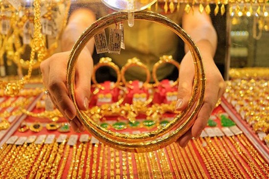 Giá vàng tiến gần mốc 62 triệu đồng/lượng