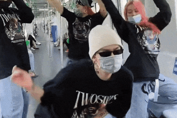 Tranh cãi: Nhóm idol tóp tóp nhảy sexy trên tàu Cát Linh - Hà Đông, còn làm động tác gây chú ý vào vòng 3 trước mặt hành khách-1