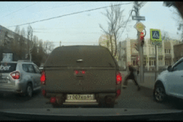 Nhà 2 tầng bất ngờ đổ sập, đè trúng xe ô tô đang chờ đèn đỏ