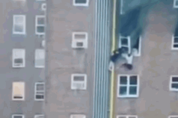 Thùng phuy phát nổ, người đàn ông bốc cháy như đuốc sống-1