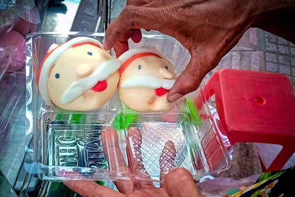 Ông già Noel cưỡi xe thang cứu hỏa tặng quà cho trẻ em mắc COVID-19-1