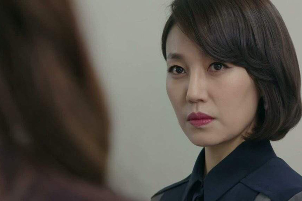 Thương tình chị giúp việc nghèo khổ, tôi thưởng nóng 2 triệu, không ngờ chị ấy hồ hởi khoe mấy mảnh đất vàng khiến tôi ngã ngửa-1