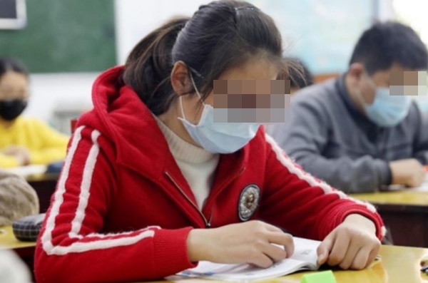 Uống sữa sai cách suốt 3 năm liền, nữ sinh 17 tuổi bị chẩn đoán ung thư dạ dày-1