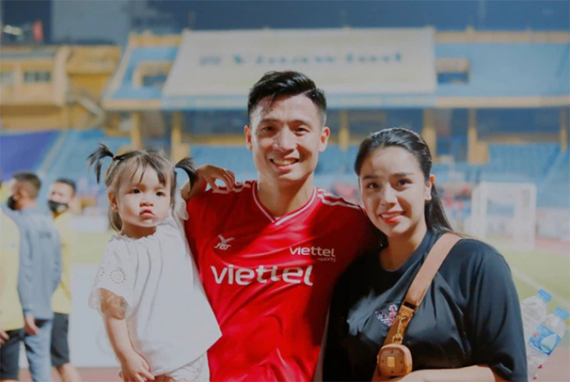 Khoảnh khắc Tiến Dũng ăn mừng bàn thắng theo cách đặc biệt báo hiệu tin vợ sắp lâm bồn lần 2-4