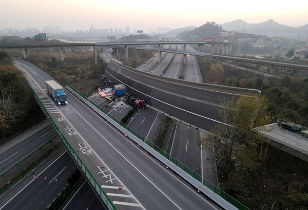 Cầu vượt sập ở Trung Quốc: Lý do trụ cầu không chịu nổi xe tử thần, lật úp như phim-1