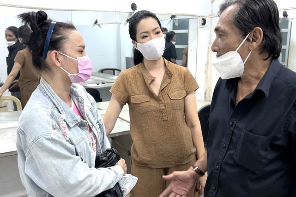 Trước ồn ào từ thiện, Thương Tín rủ Trịnh Kim Chi đóng phim, vợ cầm 5 chỉ vàng từ bảo hiểm-6