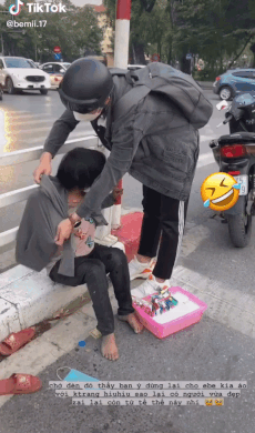 Clip: Xúc động hình ảnh cô bé bán hàng rong được nam thanh niên mặc áo khoác ấm trong ngày đông giá rét-1