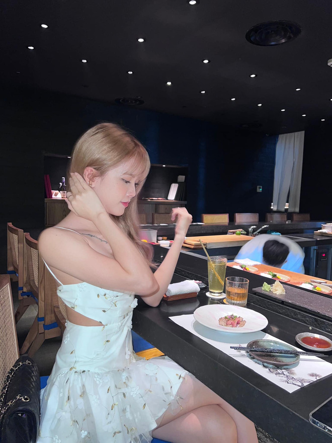 Giữa lúc Sơn Tùng và Hải Tú dắt tay nhau lên bìa tạp chí, Thiều Bảo Trâm có động thái gì?-6