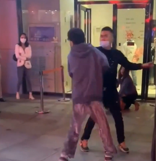 Clip: Con trai giữ chặt bố để mẹ xông vào đánh tiểu tam nhừ đòn trên phố-2