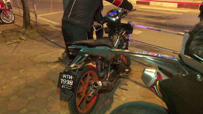 Chân dung nữ quái tham gia nhóm đua xe bị bắt trên cầu Nhật Tân với phát biểu trên VTV: Em lên cầu chơi thôi, em có biết đua đâu!-2