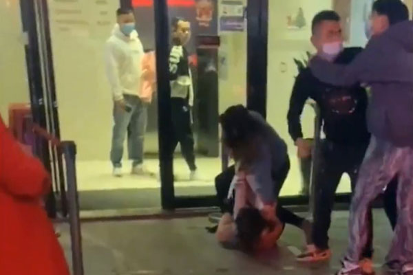 Đang vụng trộm thì chồng nhân tình bất ngờ đi làm về sớm, gã trai chỉ kịp mặc mỗi quần trong trốn vào nơi&nbsp;không ai ngờ-2