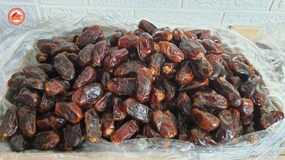 Chà là khô nguyên cành nhập khẩu được chị em săn mua làm quà biếu Tết-3