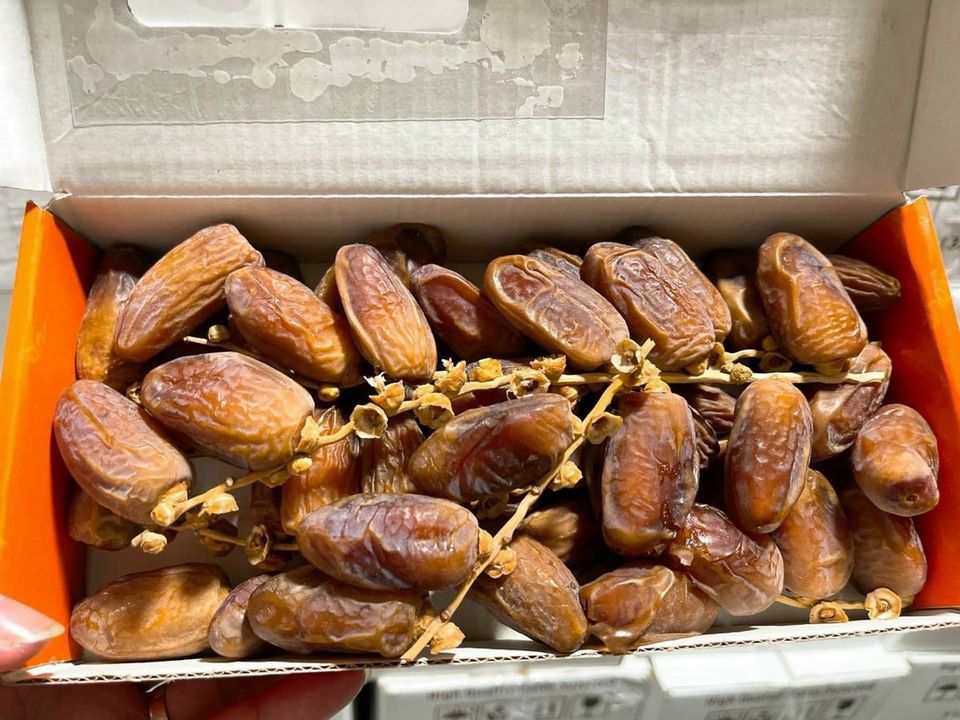 Chà là khô nguyên cành nhập khẩu được chị em săn mua làm quà biếu Tết-4