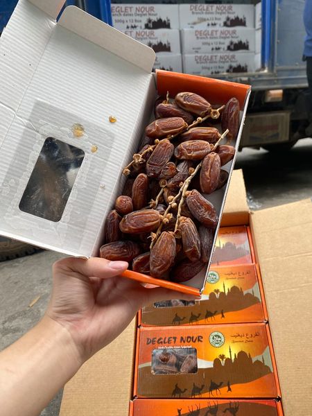 Chà là khô nguyên cành nhập khẩu được chị em săn mua làm quà biếu Tết-5