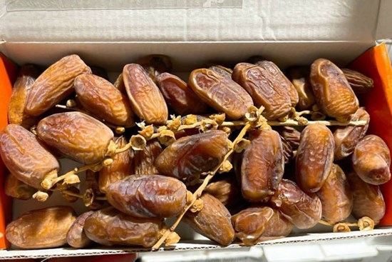 Chà là khô nguyên cành nhập khẩu được chị em săn mua làm quà biếu Tết