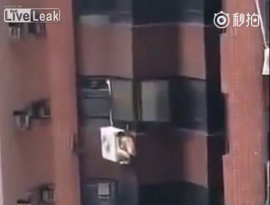 Đang vụng trộm thì chồng nhân tình bất ngờ đi làm về sớm, gã trai chỉ kịp mặc mỗi quần trong trốn vào nơi&nbsp;không ai ngờ-1