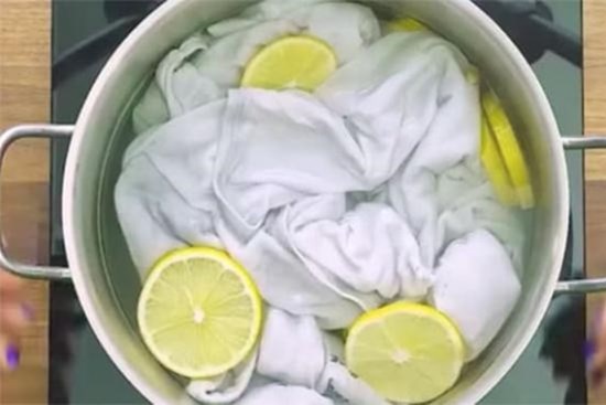 Luộc áo sơ mi trắng trong một chiếc nồi với những lát chanh, bạn sẽ có được kết quả tuyệt vời