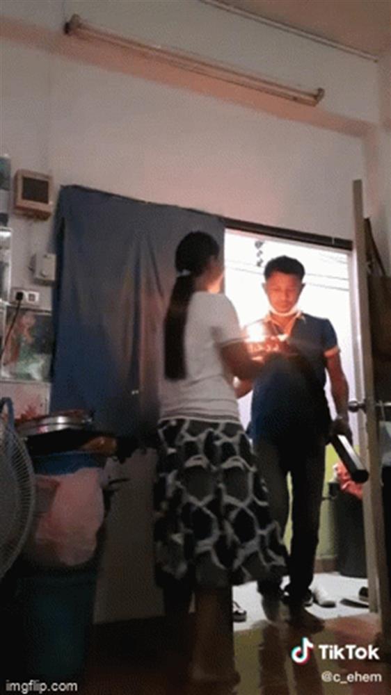 Clip: Vợ háo hức làm sinh nhật cho chồng, thái độ khó hiểu của đối phương khiến ai cũng khuyên ly dị sớm-2