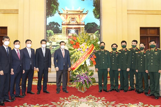 Bí thư Thành ủy Đinh Tiến Dũng thăm, chúc mừng cán bộ, chiến sĩ Bộ Tư lệnh Thủ đô
