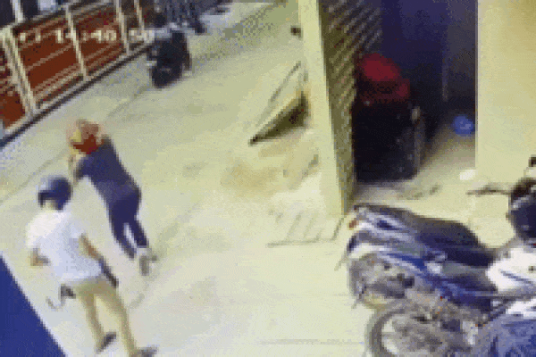 Clip: Trượt ngã khi cướp túi xách, 2 nam thanh niên bị bắt tại trận-1