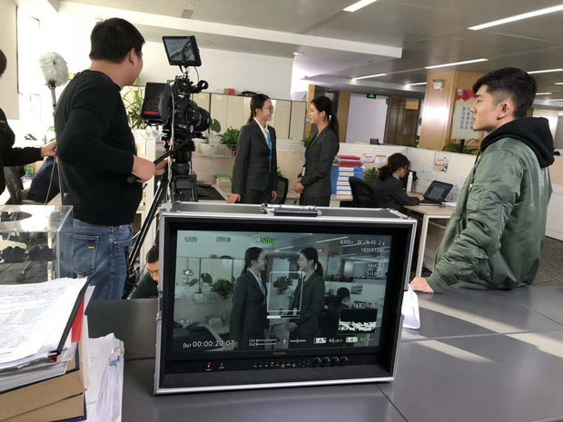 Bệnh án ngôi sao của nam nghệ sĩ hạng S: Cấm ekip nhìn và bắt chuyện, cả chục vệ sĩ vây quanh - đi tới đâu bung dù che tới đấy-2