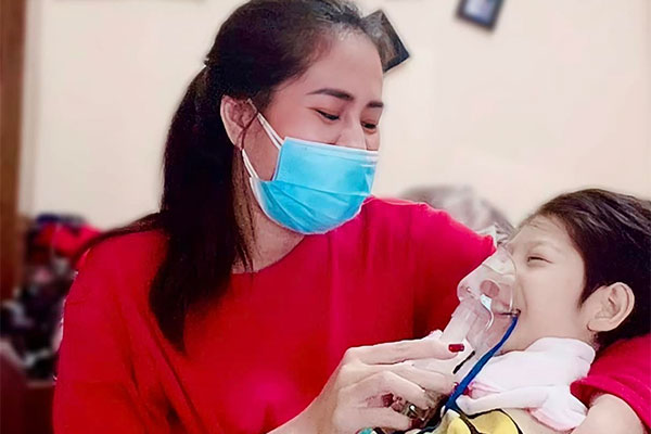 Đời thực xót xa của Sâm osin: Ngày chăm con bại não, tối ăn vội chạy show-29