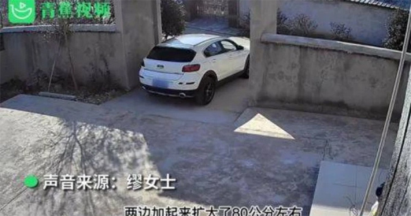 Con dâu non tay không biết lái xe vào cổng nhà, mẹ chồng quyết định hành động khiến dân mạng thán phục-1