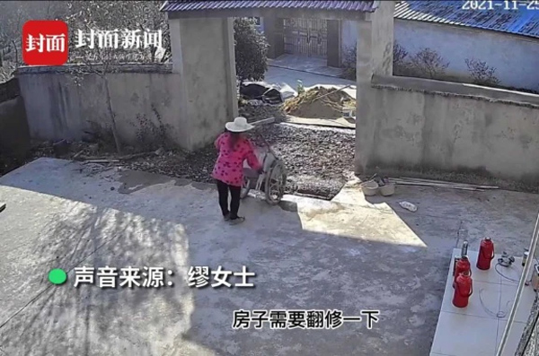 Con dâu non tay không biết lái xe vào cổng nhà, mẹ chồng quyết định hành động khiến dân mạng thán phục-2